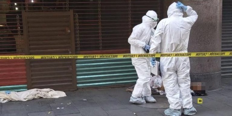 En pleno pico de pandemia, encuentran persona muerta frente a Palacio Nacional