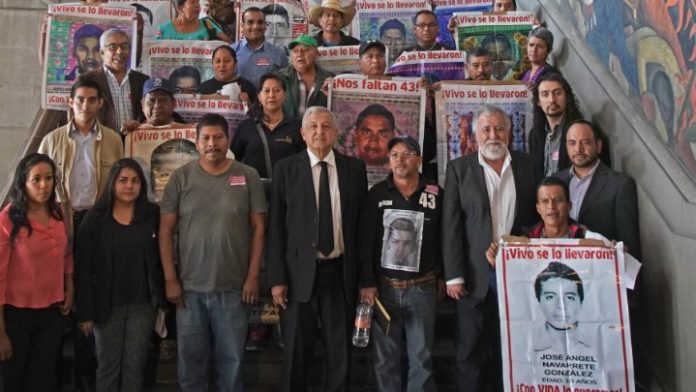 AMLO responde al abogado de los padres de los 43 de Ayotzinapa por versión similar a 