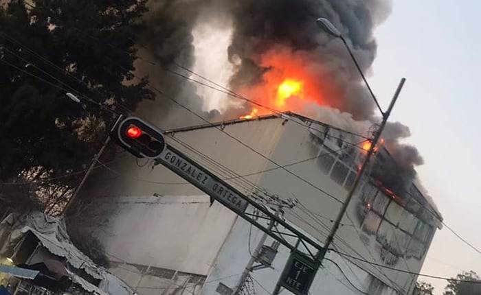 VIDEO: Reportan fuerte incendio en bodega de zapatos en Tepito
