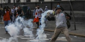 Van siete muertos por protestas tras destitución de Pedro Castillo