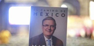 Ridículo-Ebrard-presume-a-niña-leyendo-su-libro-El-Camino-de-México