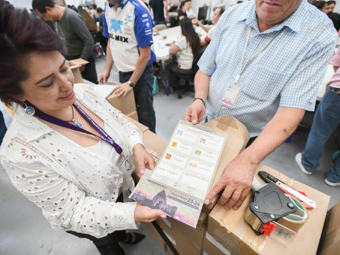 IECM entrega material electoral para el voto chilango en el extranjero